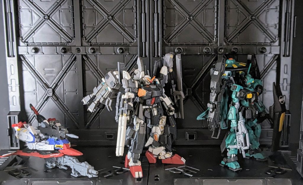 エマ「あら、良かったわねカツ！ネモがかなり強化されたみたいで」カツ「これもエマ中尉のおかげです！（きっとエマ中尉はボクのことを思ってGディフェンサーをいらないなんて言ってくれたんだなぁ🤤）」カミーユ「あんまり調子に乗るなよ、カツ」恐らくこんな感じでアーガマ隊に配備されたネモディフェンサー。キミは刻の涙を見る…😇