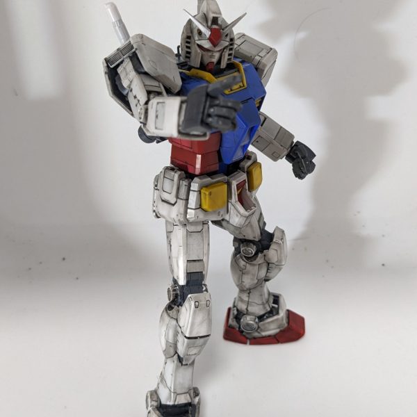 RX-78-2 ガンダム　Ver.3.0昨今、色々な問題で日本が揺らいでますよね…私は技術系の仕事なので、特に技術においては、昔の日本の方がプライドに熱く、世界に誇れるものだったと思う…原点回帰…ガンダムが大事な事を教えてくれているような気がして…どこにも属さない…武装で身を固めない…世間を見守り、鼓舞しているガンダムを制作したくて作り始めました!簡単なウェザリングまで終わったので、これから細かい仕上げに入ります!!（2枚目）