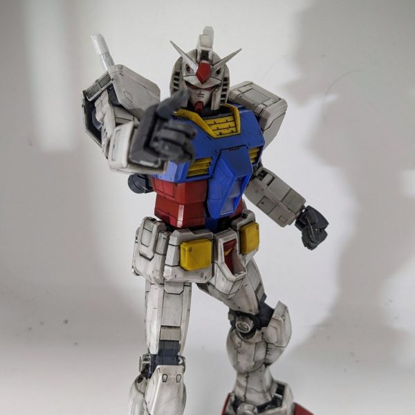 RX-78-2 ガンダム　Ver.3.0昨今、色々な問題で日本が揺らいでますよね…私は技術系の仕事なので、特に技術においては、昔の日本の方がプライドに熱く、世界に誇れるものだったと思う…原点回帰…ガンダムが大事な事を教えてくれているような気がして…どこにも属さない…武装で身を固めない…世間を見守り、鼓舞しているガンダムを制作したくて作り始めました!簡単なウェザリングまで終わったので、これから細かい仕上げに入ります!!（1枚目）