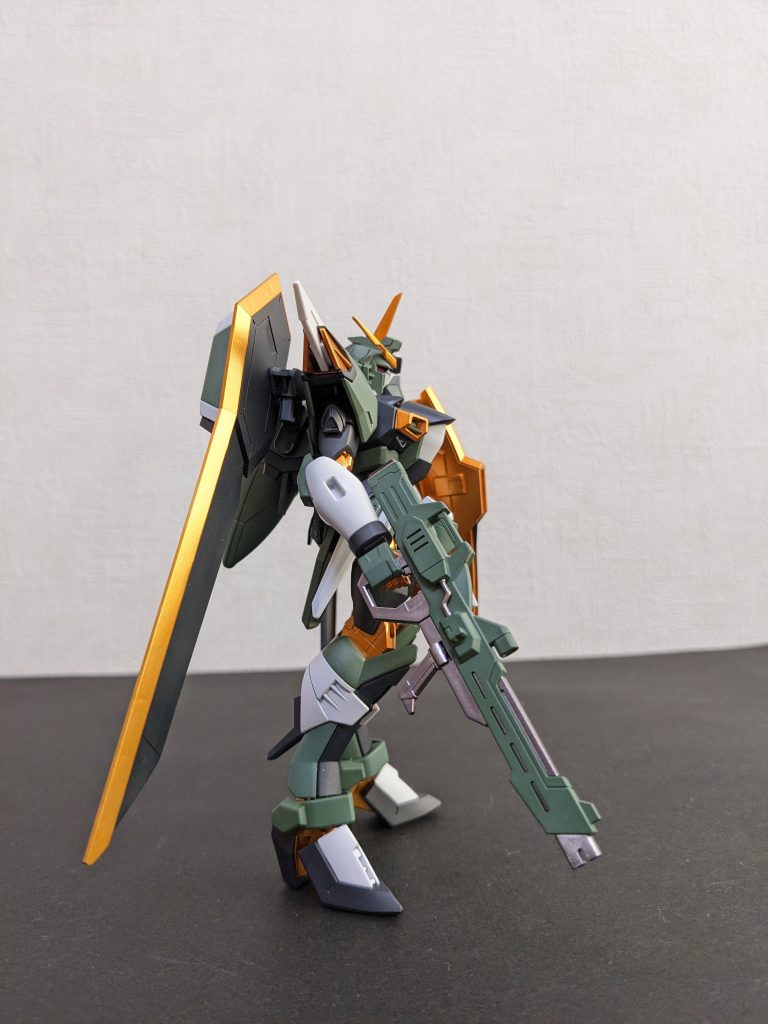 右側面しかし、例によって設定カラーで作るつもりは更々無く、自分的に「これ塗っときゃ大抵カッコ良くなる✊!!」と思い込んでるザクダークグリーン(MSVダークグリーンもほぼ同色)に、あんま使う機会無いメタオレンジを組み合わせてみることにしました⇒結果、季節真逆ですが秋の遠足、運動会定番の早生みかんカラーになりました😆ちなみに、頭頂部アンテナは、自分的には長過ぎに思えたので、改造しない(できない💦)禁忌破ってカットしてます(けして安全フラッグと間違えて切っちゃったワケではありません😅)。あとちょっと短くてもイイかな❓くらいのところでやめときました。