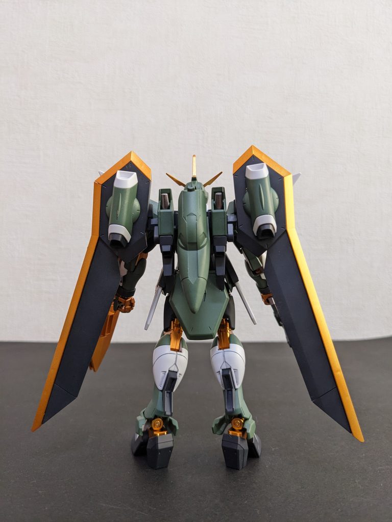 背面全体的に、シャアピンク&深紫⇒ダークグリーン&ダークグレーに変え、さらに配置もところどころ変えてます。ウイングの先端だけ別色なのもなんか❓だったので、ツートンに変更。ケッコー気に入ってます😉