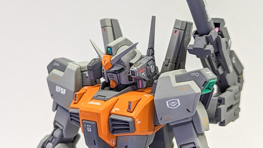 アンテナはシャープ化、アゴが短く感じたのでプラ板で延長しました。マスクを後ハメ加工して、ヘルメットの合わせ目を処理しました。