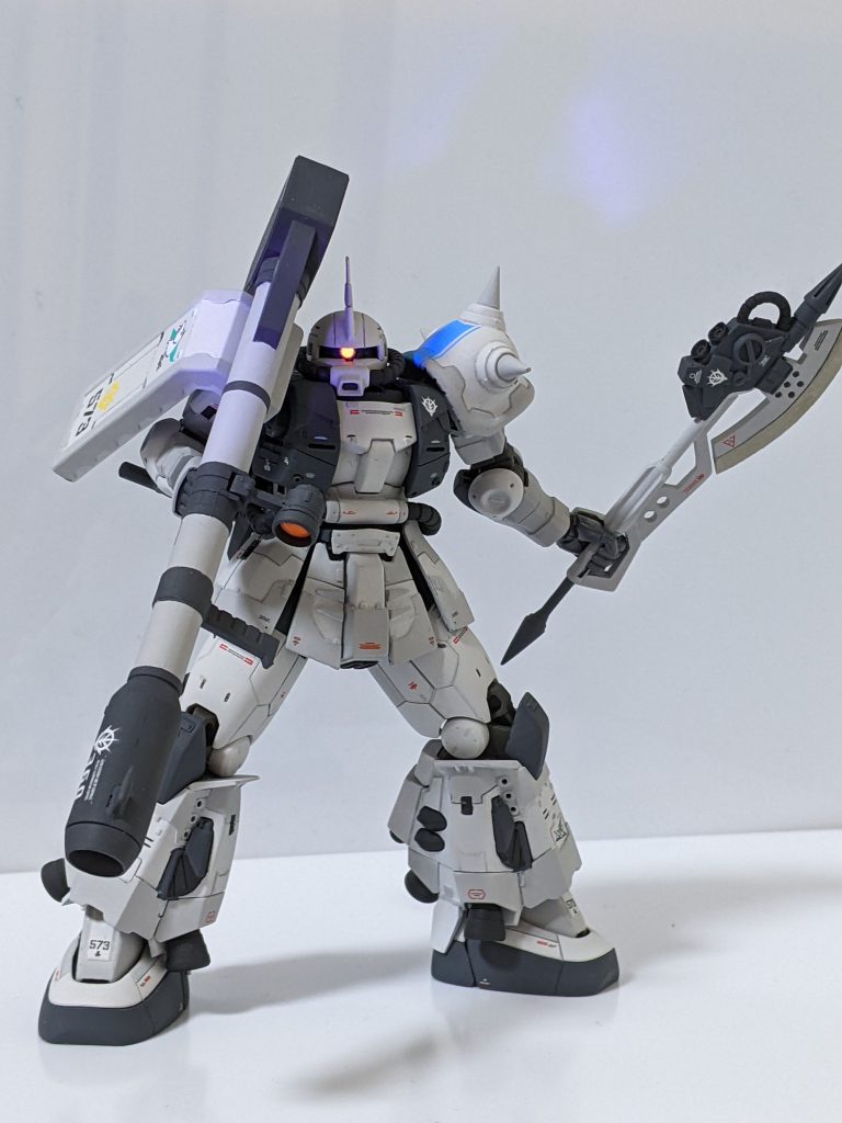 モノアイは、ブラックライトを当てて光るように、蛍光レッドで塗ってます。トップコート以外は、筆塗りです（汗）