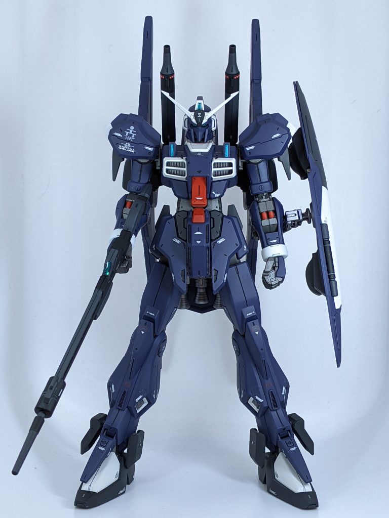 全塗装するににあたり、例によって脳内会議を実施。「設定通り?真っ赤なクワトロ専用機?はたまたオリジナル??」散々協議した結果、お気に入りのA.O.Z.をイメージしたカラーリングで全塗装することで満場一致したのでした。