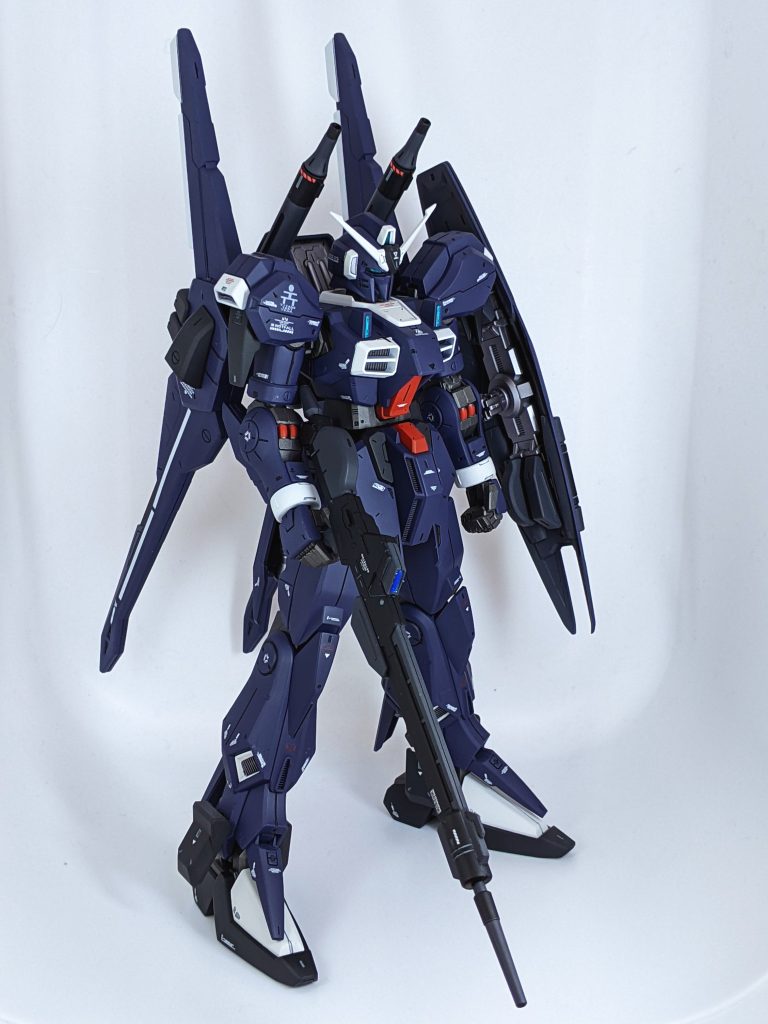 参考にしたのはアーリーヘイズル。但し、あちらは漆黒の機体ですが、私はダークブルーをメインに据えた機体にすることに。