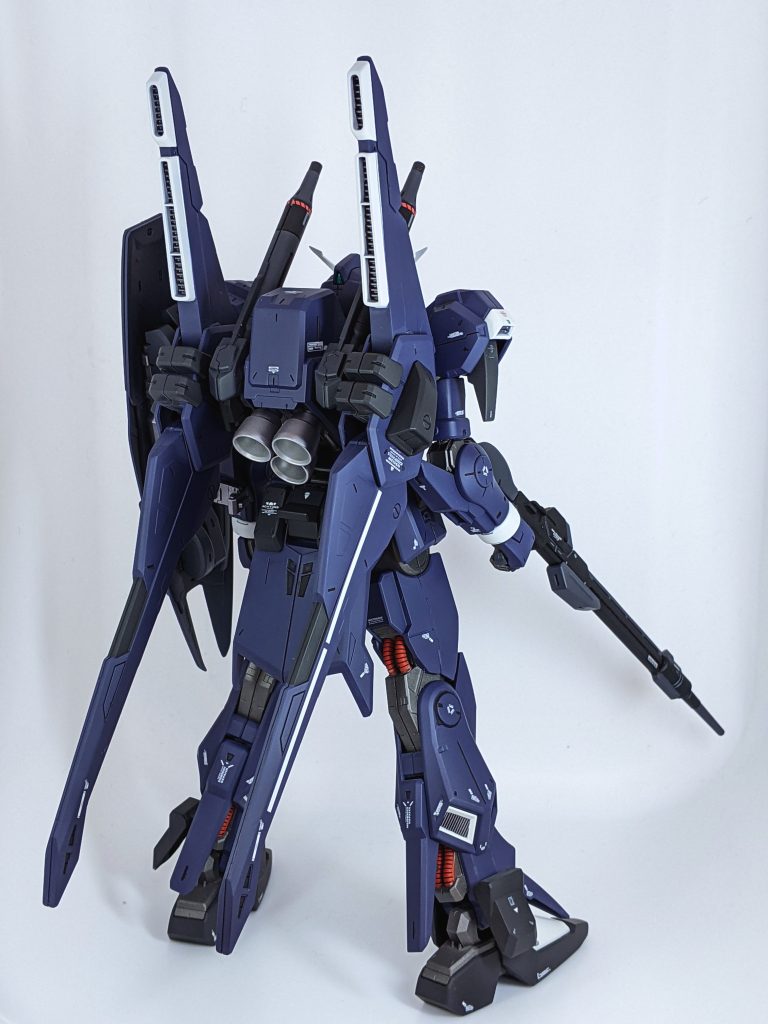 複雑な構成を感じるバックパックですが、驚く程少ないパーツ数。その分、塗分けしないと如何ともしがたく・・・