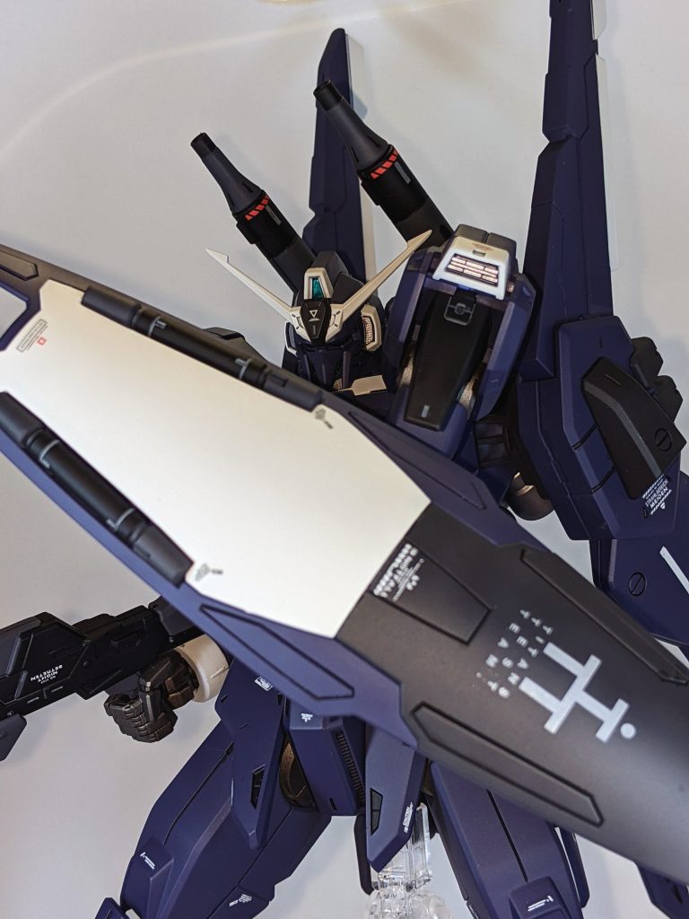 大型のシールドを構えてポージング。