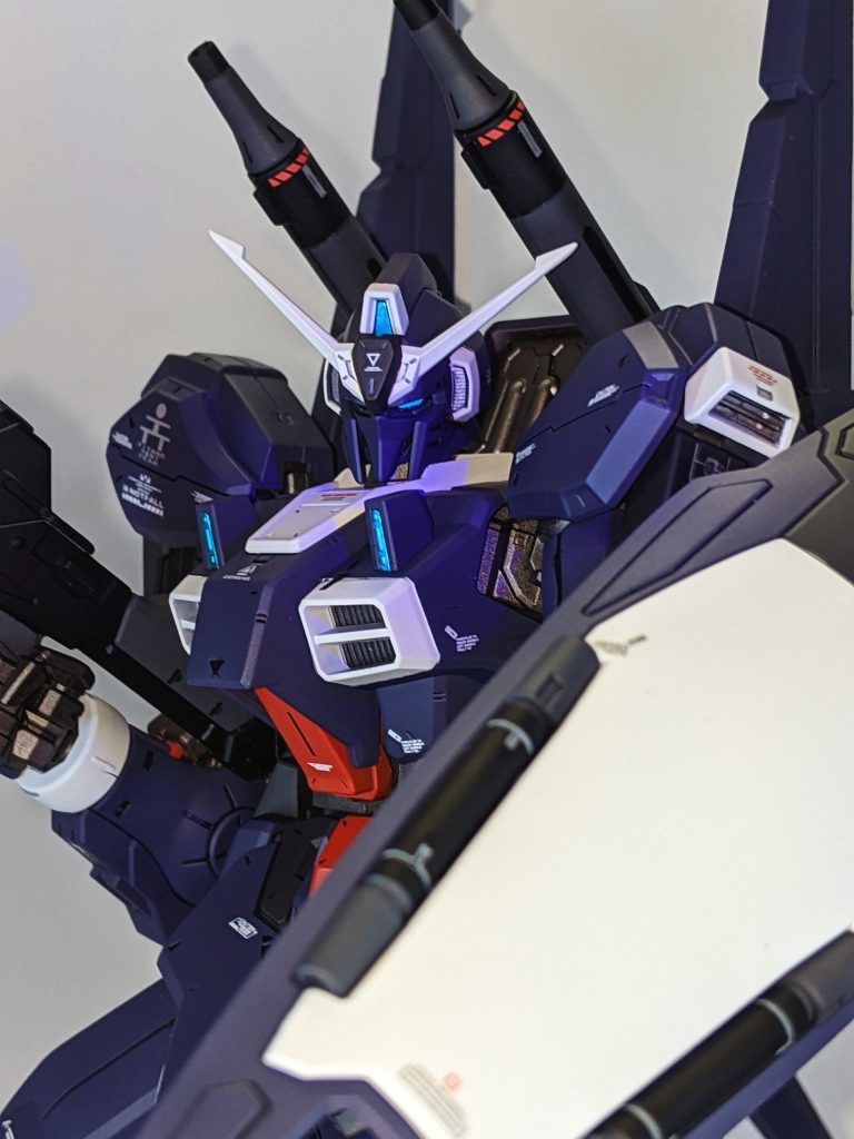 ゼータの流れを感じつつも凶悪な面構え、好みです♪今や店頭で見掛けることもなくなったRE/100シリーズ。パーツが少なく非常に組み立てやすいにも関わらず、細かいディテールと造形美は現在でも十分色褪せていないと思うのです。「入門キットとしてお勧め!」と思うシリーズなだけに新作が出ないのは残念で仕方ありません。私が購入した当時は店頭特価の3000円弱位だったと思いますが、興味がてらネットの販売相場を覗いてみてビックリ!(こんなに高騰しているとは。)見るんじゃなかった・・・最後までご覧頂きありがとうございました。