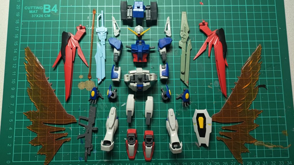 制作工程としてストーリーから一部抜粋して紹介します。購入時の状態からゲート処理・仮組加工・肩アーマーの後ハメ加工をしたものです。これが最終的にこうなりました。↓