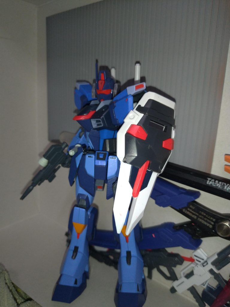 盾は赤枠とフリーダムのやつをぶった斬ってプラ板で隙間を埋めました。