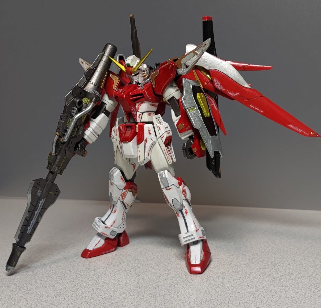 フロントショットです。微改造ポイントとして首を1㎜延長しています。右手に持つデカブツはバルバトスに持たせた轟槍鬼十字に付属する銃火器、轟鬼雷砲・・・から装甲が取り外された軽量版です。〈備忘録という名のカラーレシピ〉白：クールホワイト／グランプリホワイト黒：メタルブラック／焼鉄色赤：メタリックレッド／クリヤーレッド(タミヤアクリル)黄：GXメタルイエロー　　緑：蛍光グリーン銀：ガンクローム　　金：ゴールド顔面の血涙モールドはあえて赤くせず。涙を流した跡は残れど、過去を乗り越えた感を出したかったんです。目、前腰中央、シールドは購入時から貼ってあった元キットのシールをそのまま使っています。スミ入れ、シール貼りの後、クリヤーとメタリック部分は光沢あり、それ以外はつや消しでトップコートしました。