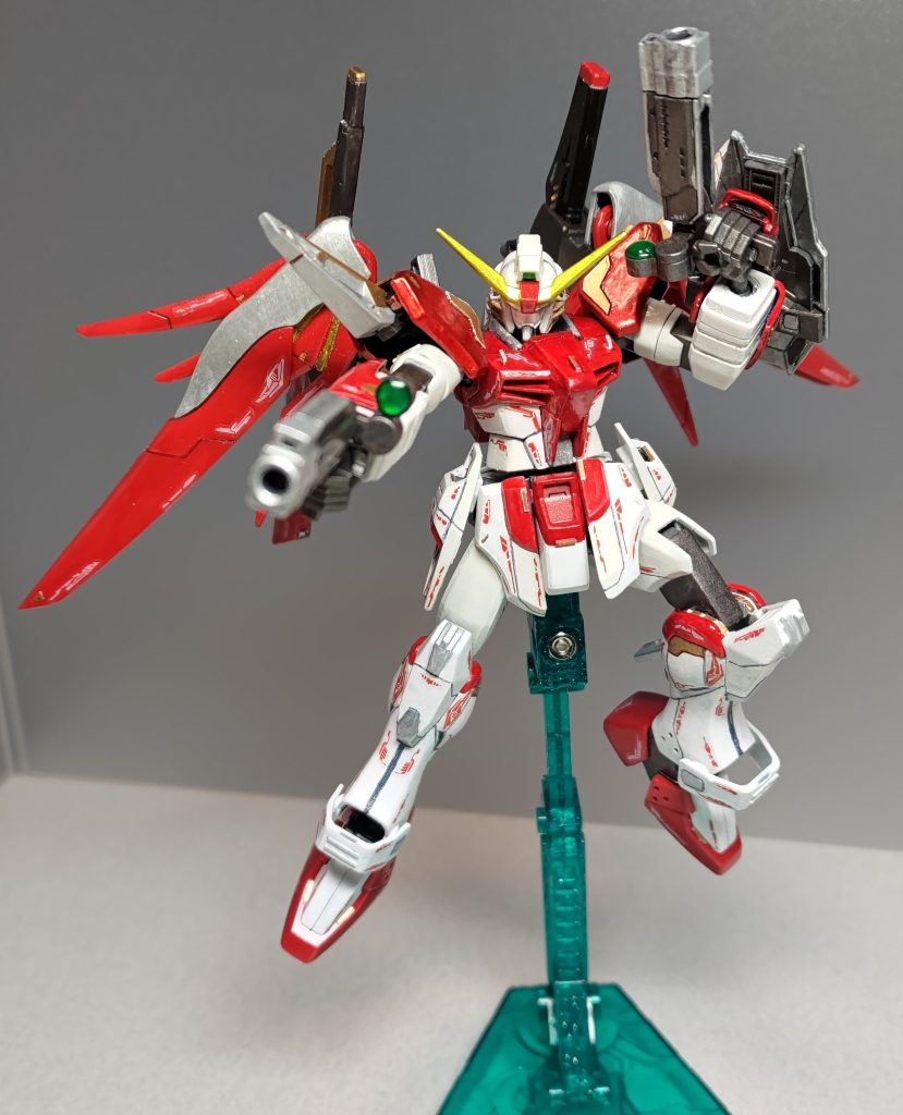 フォールディングビームガンの二丁拳銃！　ジョイント剥き出しだと締まらないので、Hアイズ(クリア)の裏面をガンクローム、表面をクリヤーグリーンで塗装して貼り付け、センサーっぽくしてみました。