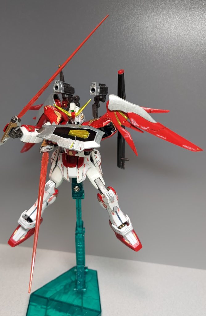 普段は後方を向いてマウントしているフォールディングビームガンですが、回転させて前方に構えることもできます。両肩のフラッシュエッジを抜刀すればバランスの取れた近距離戦闘態勢に！　欠品したエフェクトの代わりに、フラッシュエッジにはRGのアストレイレッドのビームサーベルエフェクトを取り付けました。リアルタッチマーカーのオレンジを塗ってます。こうなると見た目は純粋なビームサーベルですが、ブーメランとして使えないこともないのかな？