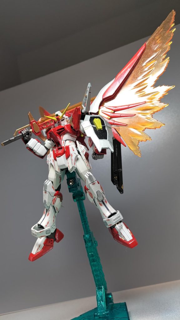 アロンダイトを手に、エフェクトを展開してアオリ気味に。アロンダイトの持ち手をプラ板で太くし、さらにプラ棒で延長しています。元が細すぎて手の中で回っちゃうし、両手で持ちづらかったので。ギンガナム「デスティニーである！！」