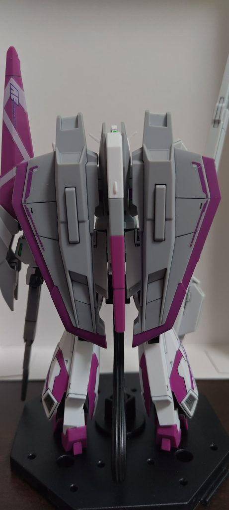 下半身にも紫がもっと欲しいと思ったので、プラ板ディテール・新規モールド・部分塗装を追加してあります。プラ板加工と新規モールド追加は初めての作業だった為、楽しかったのですが、すごーく時間掛かりました。慣れればどんどん時短出来るのかなあ…