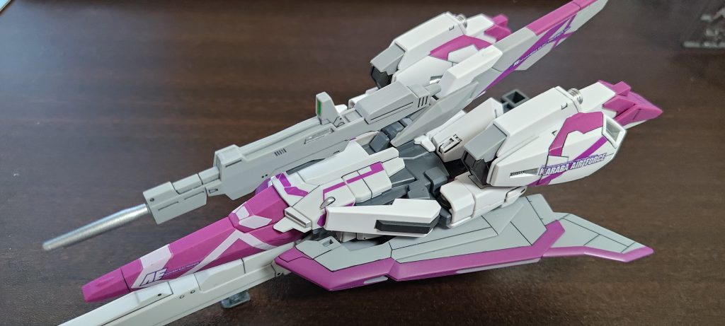 完成後初めてウェイブライダー形態にしました。作成当時はガンスタに投稿する事を考えておらず、ウェイブライダー形態にもしないつもりだった為、変形用差し替えパーツを塗装しておりません。この写真を以って、ウェイブライダーは封印します。肩関節周りの強度が終わりそう…