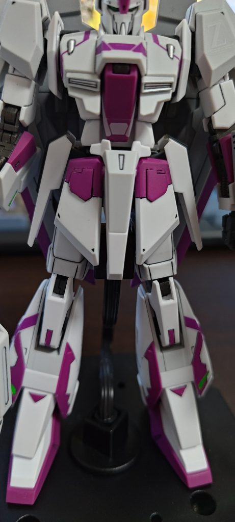 フロントアーマー上部・膝パーツ下部、足の甲当てパーツに手を加えました。足の甲部分はもう少し凝った形状にしてあげれば良かったなぁ…