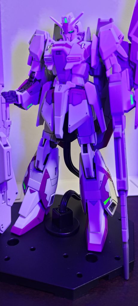 センサー部分の他、黄色シールで補色する箇所を蛍光グリーンで塗ったので光ります。私も UVライトで光らせるの大好き坊やです。良いよね。