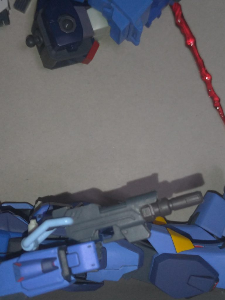 マシンガンはバレルは境界戦機のなんかの武器、ストックはディープアームズの大剣。スコープ部分はぶった斬ってプラ板で塞ぎました。