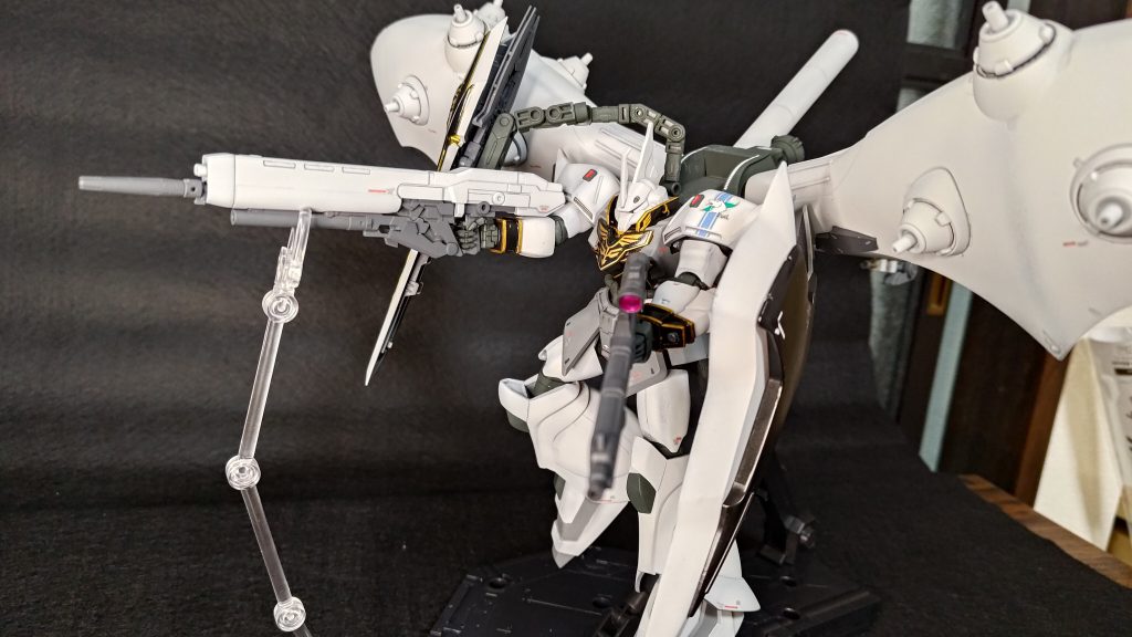 ダブルライフルダブルシールドで戦闘イメージ。ライフルのジャケットと右前腕にはネオジム磁石を仕込んであるので、バズーカ付きライフルを持っても手首が負けません。(手首以外も負けないとは言ってない)