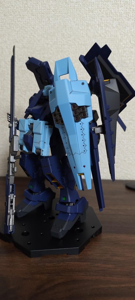 紺成型色は ティターンズブルー2グレー成型色は ティターンズブルー1白成型色は 白サフ + 色ノ源シアンを 1滴(1滴なのに驚きの青さ)黄成型色は ゴールド 1 : 色ノ源イエロー 1フレーム他は 焼鉄色いつものメンバーな配色です。色ノ源同士の調色は、またの機会に試したいと思います。(紫が作りたいです)今回のセンサー部分は、100均で買って来たメタリック装飾テープ(ラピーテープ的なやつ)のグリーンを切り貼りした上から蛍光グリーンを塗り、UVレジンで蓋をしてあります。装飾テープが思いの外透明だったので、下地が透けてしまって想像してた程の輝きが出なくて残念でした。でも蛍光グリーン直塗りよりは主張出来ていると思います。A.O.Z系列の箱がまだ積み上がっているので、パーツ等組み換えの事も考えて、今作はまだトップコートをしていませんし、マーキングシール他も貼れていません。(配色を統一したくなった場合の洗浄も視野に…)T3のマーキングシールはカッコ可愛いのでお洒落させたげたい…今回のアドバンスド・ヘイズルは再販品ではなく 20年前のキットだった為、今回初めて ABSパーツの塗装をしました。プライマーやアクリジョンベースでの下地処理を考えていたのですが、水性ホビーカラー直吹きで色乗ったらラッキーと思って焼鉄色を吹き付けました。ちゃんと色定着してくれてラッキー。なんだかんだで色々と試したい事試せて良い経験になりました。次回も頑張ります。