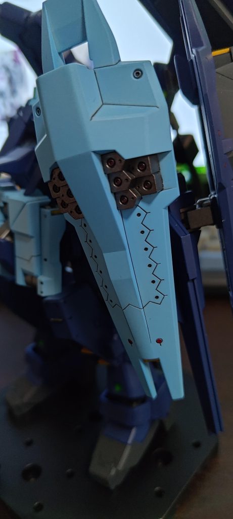 頭頂部の全天周囲モニター部と、強化型シールドブースターの塗り分け辺りは頑張りました。