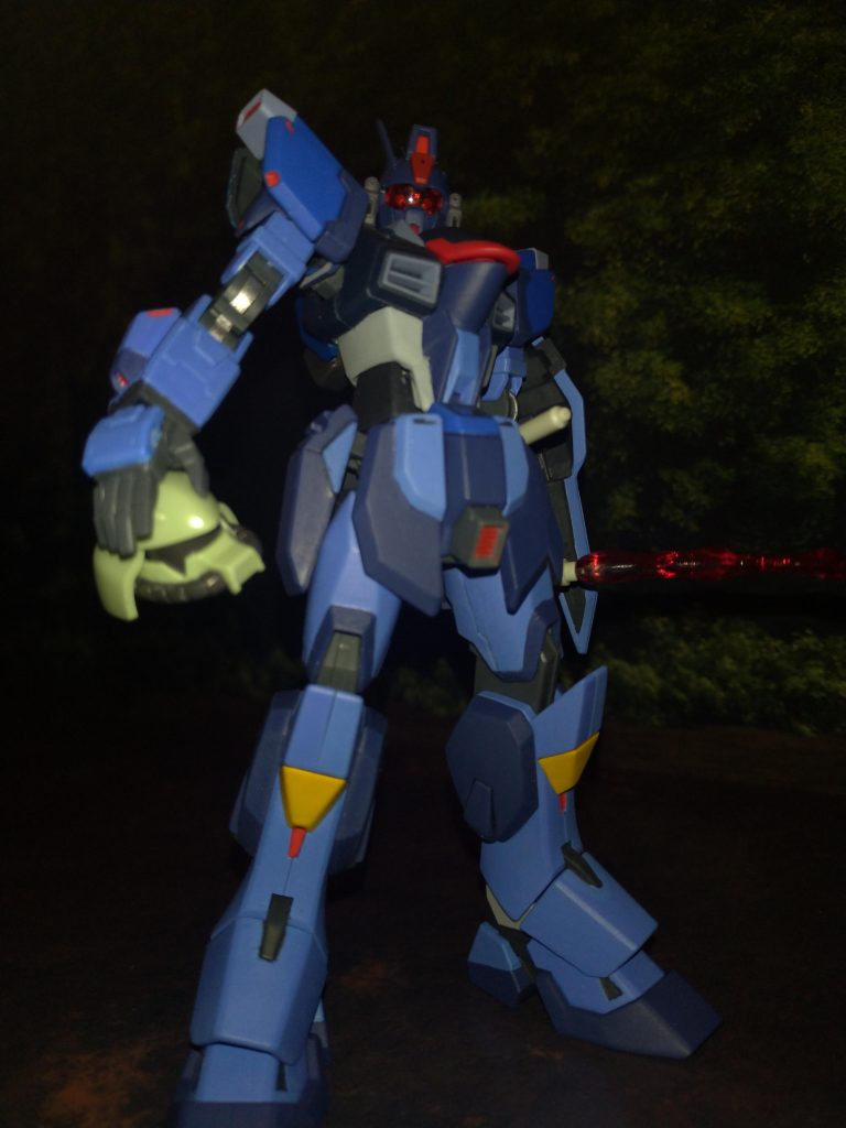 漫画の表紙のアレ。ダガーの頭持たせたかったけど売ってなかったのでひとまずザクウォーリアの頭。