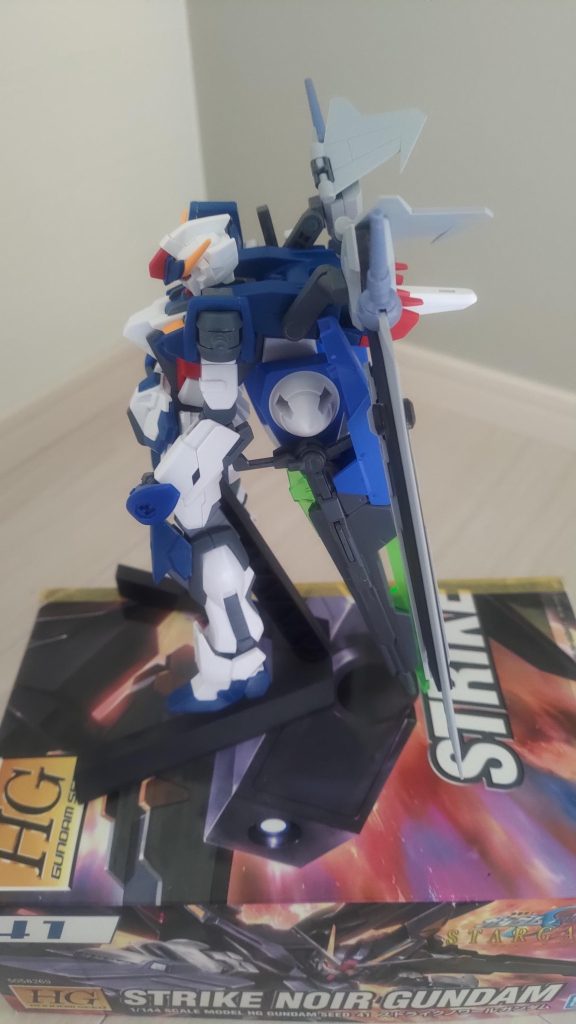 サイドショットノワールストライカーはエールストライカーのサーベルラック外して中をくり抜いてポリキャップ仕込むと取り付けれました(´・ω・`)