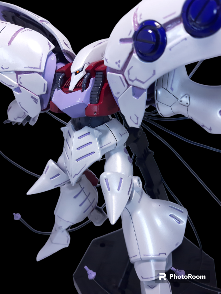 バインダー内のパイプは二の腕に移植。余りパーツはヒールに移植。太ももは短くして、つま先はハイヒール化しました。胸周りの放熱フィンみたいな所はプラバンで覆いました。目は蛍光で光ります。