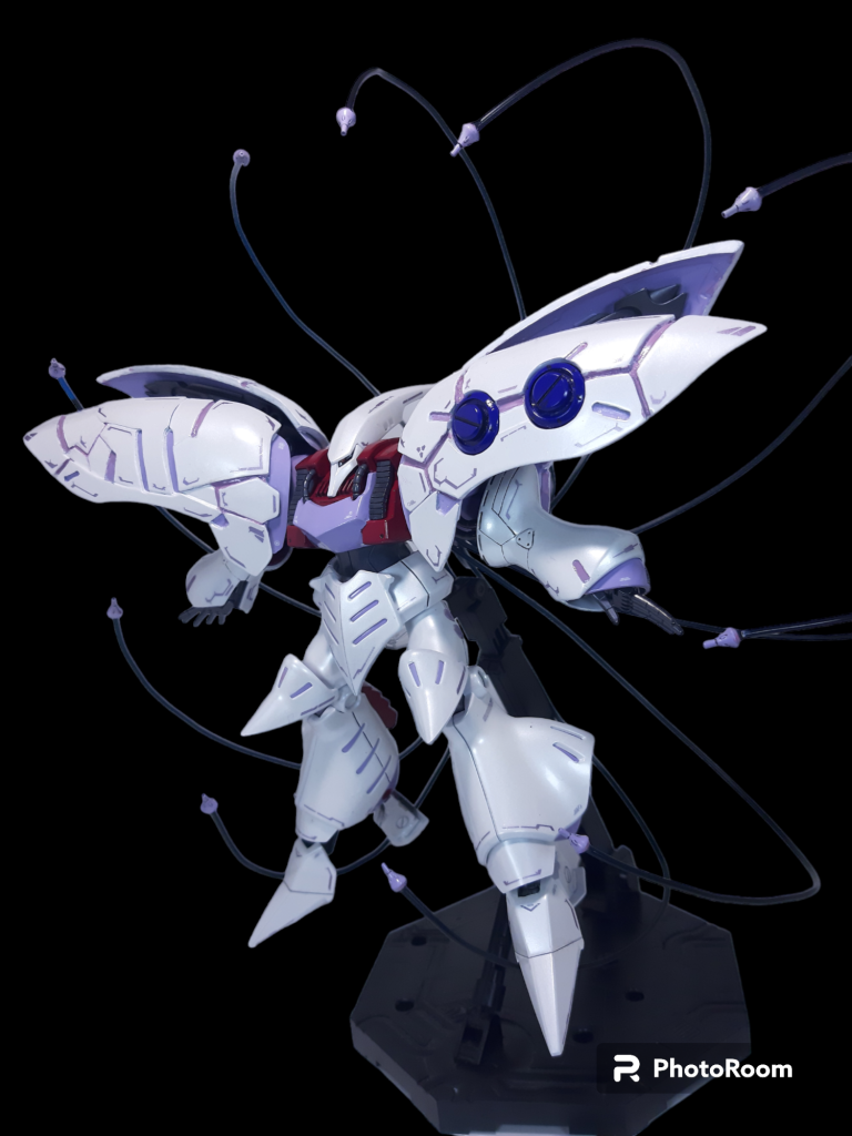 しかし、アーティファクトとHGを比べると、かなり違いがあり、完全に似せることは不可能だと思い、アーティファクト”風”で自己流にアレンジしました。まず、両肩のバインダーは大きさや、穴?の位置が違いすぎるので、既存のデザインを活かしつつ、プラ板を積層し、近い形にしました。穴のネジ?みたいなのはジャンクパーツから。