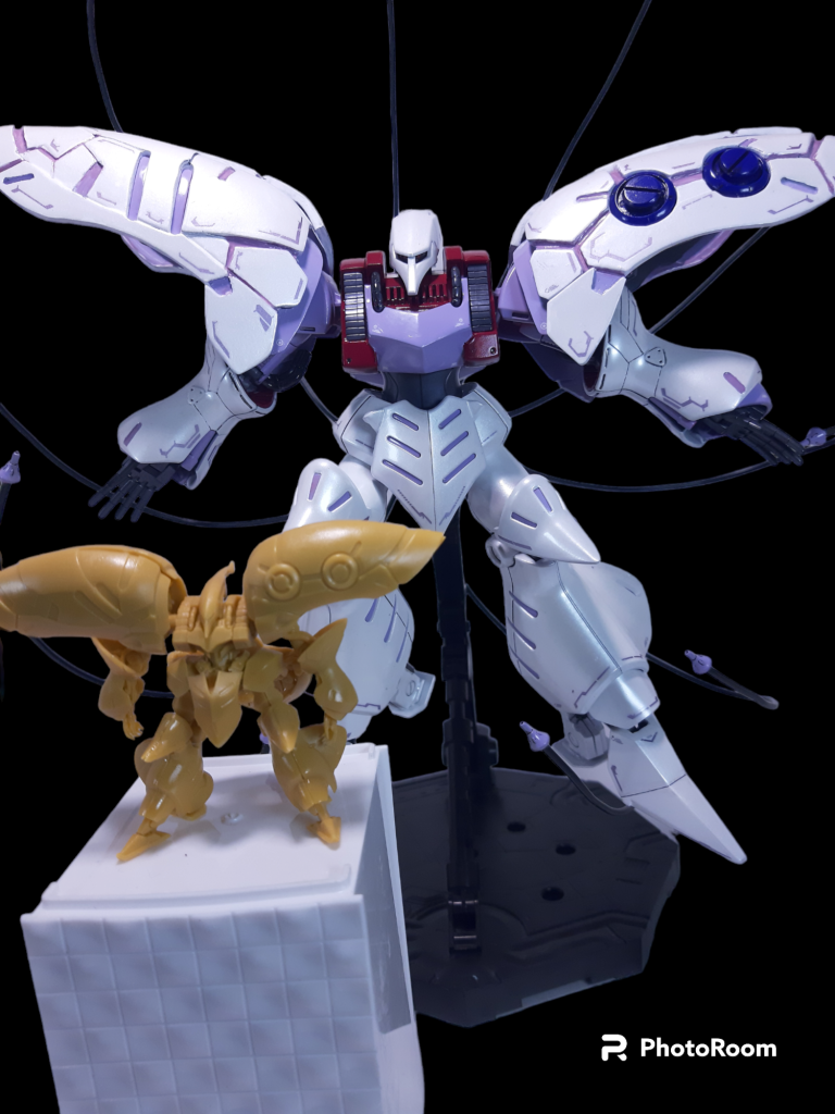 最後に、実物大(?)アーティファクトキュベレイと一緒に記念撮影。アーティファクト作ってたら、ポロポロ部品が取れて地獄でした。アーティファクトの作品を作っている人は皆さんすごいです!あと、YouTubeですが、MGキュベレイでアーティファクトキュベレイの作成をされている Kisaji's TEC さんをご紹介したいと思います。この方は、MGでアーティファクトキュベレイを作成中の方で、そのクオリティはハンパないです。まだ、途中ですが、完成が楽しみです。URLを貼り付けておきますので、皆さんも見てみてください。(17) Kisaji's TEC - YouTube最後まで、ご覧いただきありがとうございました。