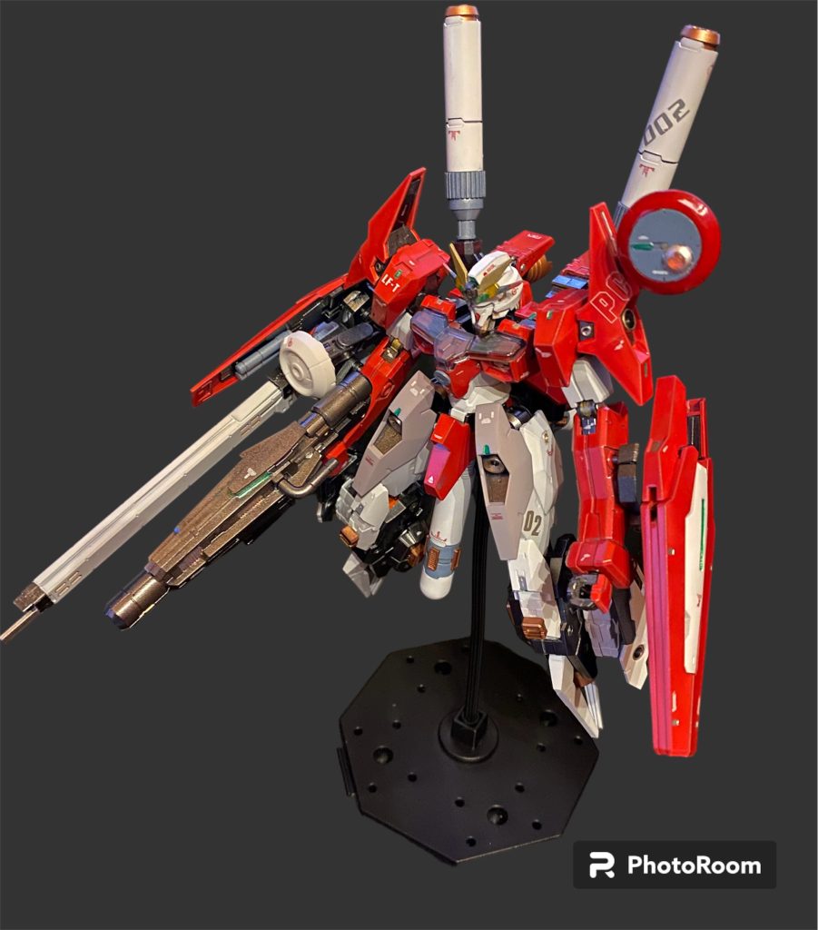 正月休みに仮組していたものの、アイデアが纏まらず少し寝かせていたルブリスソーン。その間にSEED熱が盛り上がったり確定申告があったりで、2月中旬にようやく改修し始めました。劇中以上に長腕短足していたので、最初は買う気は無かったソーン。去年の夏ルブリスウルを制作した後から、随伴機として作ってもいいかもなと思いはじめ、皆さまの作品を参考にしながら色々と構想していました。黒塗装の作品が格好良いなと惹かれたり、ベギルペンデ 、ガンヴォルヴァとの三体ミキシングを模索したり、、腕と脚を入れ替える裏技?もやってみたけど逆関節の鳥足がイマイチと、どれもしっくり来ず。。