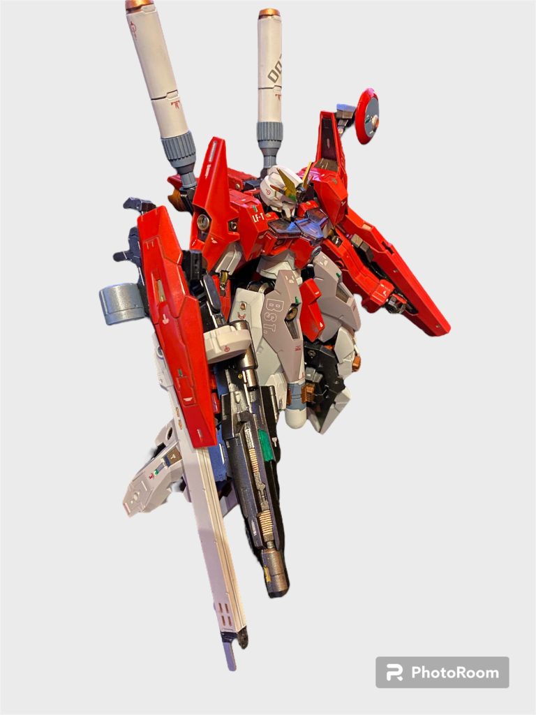 切断・接着系の足改造例が多かったですが切りたく無かったので、30MMの大型ブースターがほぼ無改造で付けれると聞き、試してみた辺りから方向性が定まりました。足が無い系MSの先輩、Zプラスハミングバードを参考にmsgの丸型プロペラントタンク、レドーム、30MMのブレードライフル等を使ってカラーリング・シルエットをまとめていきました。どことなくTR-6やら、ハルートみもありますね。