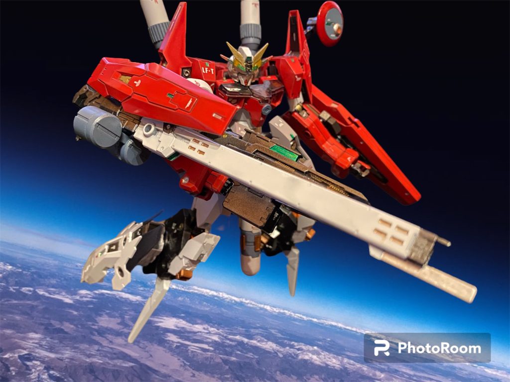 携行火器は、原型機のビームディフューズガン、フェイズドアレイキャノンに加え、長距離狙撃から近接戦闘にまで対応するロングブレードライフルを装備する。