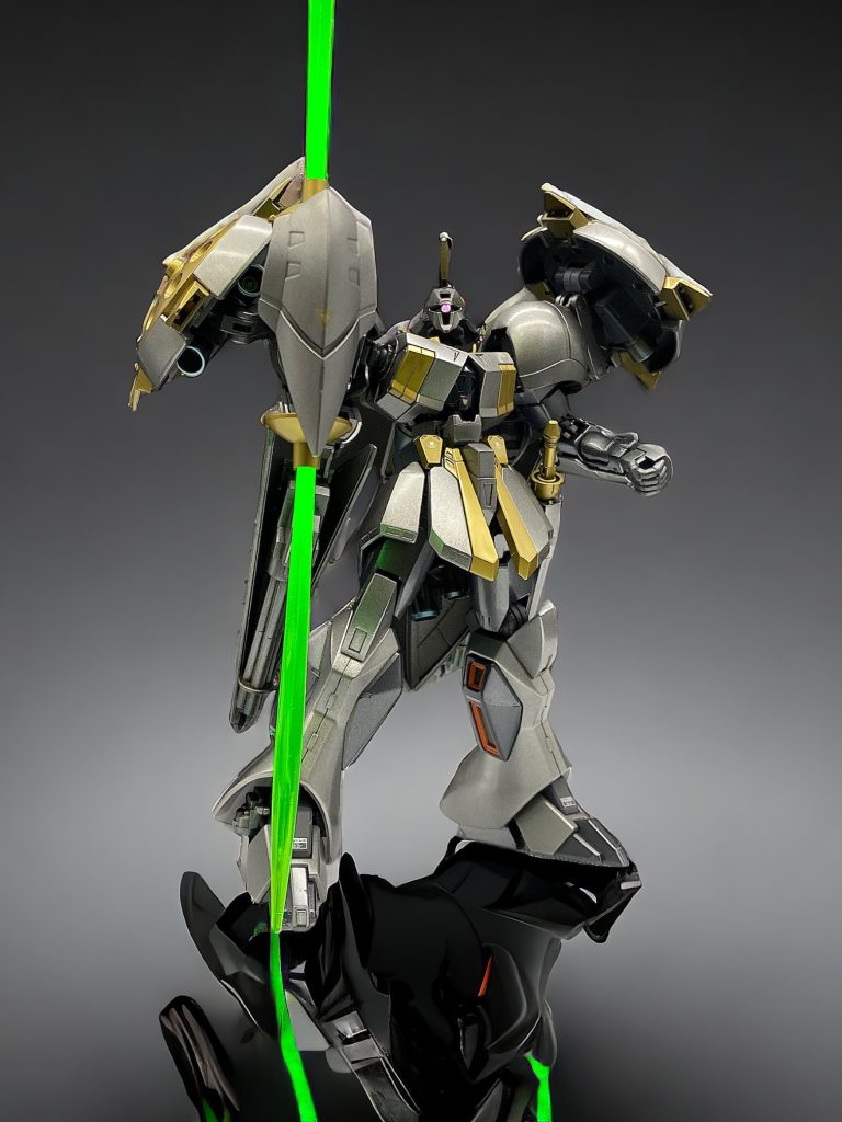 今回の小道具①Rギャギャです。入手困難なためギャンを使うつもりで進めていたのですが、パチ組品を入手できたので急造しました。肩の合わせ目消しだけしてメタル塗装。簡単制作ながらあまりにカッコ良いので、ミライト316でモノアイとサーベルを簡易電飾しました。この予定変更でビルドシリーズコンの〆切が苦しくなりましたが、ギャンで代用するより圧倒的に雰囲気が出て、大満足です😃