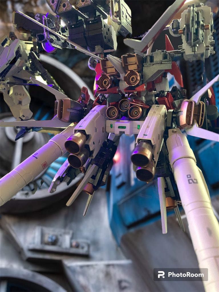 下半身はシンデレラエクスプレスにも採用された惑星間航路用の大型ブースターユニット、および大型プロペラントタンクが増設され、倍増した全備重量をものともしない推力は健在である。