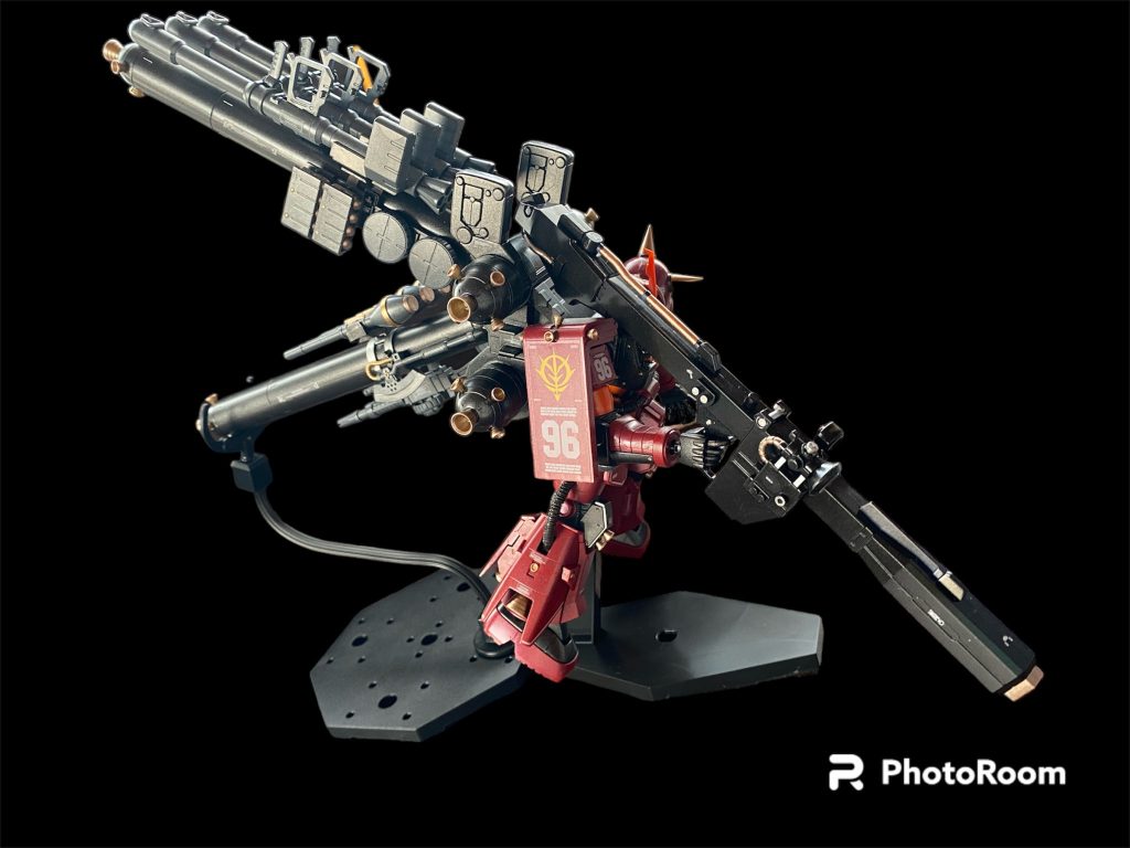 このキットには付属していませんが、アニメ劇中で装備して出撃したのが印象的だったので、ドムとして制作した余りのhgucのビームバズーカを持たせてみました。長物でカッコいいですが、付属武装と違い保持用のダボピンが無いので、若干ポージングに苦労します😅