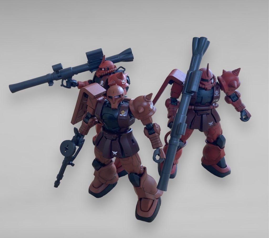 シャア専用機たち              ザクⅠ、ザクⅡ、高機動型ザク(奥の左側)