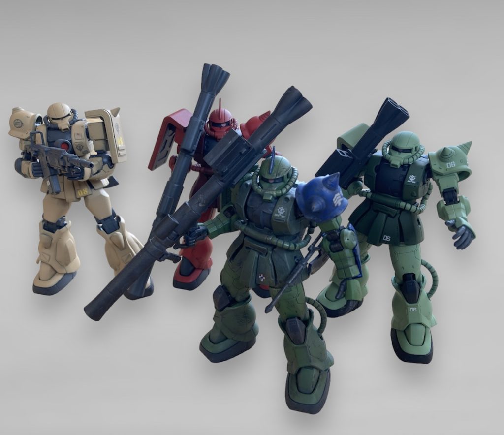 ザクⅡの様々なバージョンですお気に入りはセンターにいるランバラル用と  して製作したザクⅡです。ダメージ加工をたくさんしています。