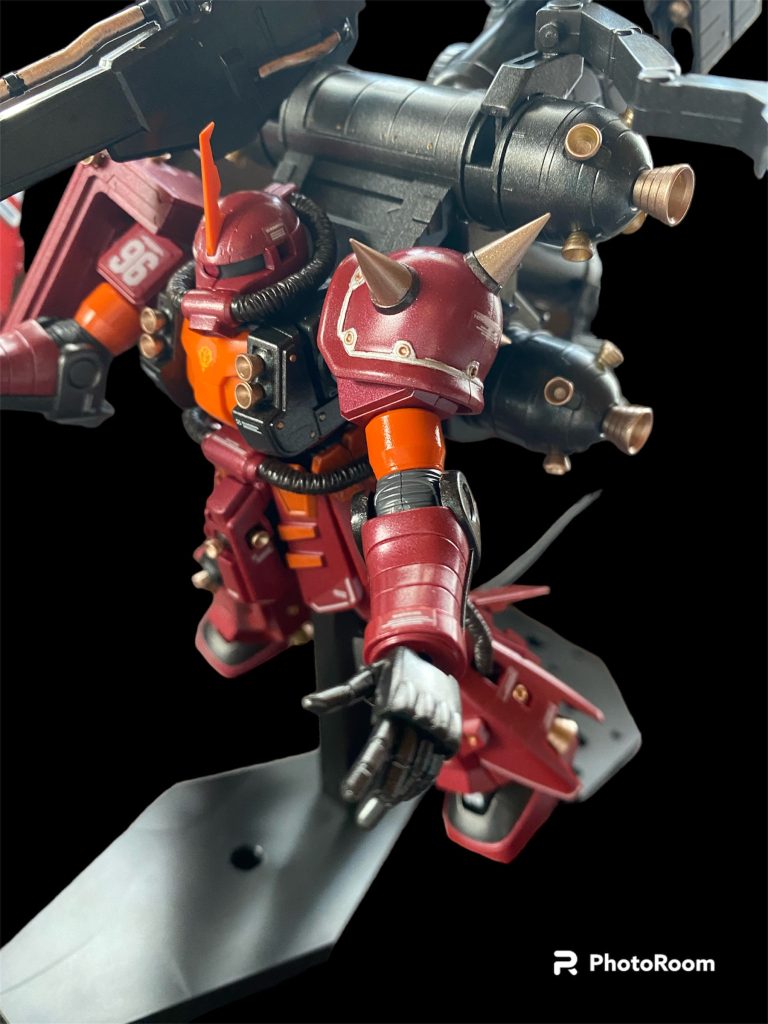 機体各所に配された金色のノズルやスパイクが非常にヤンキーな見た目の印象を与える本機。とても小さなパーツも沢山ある中、無くしそうになりながらも、水性ホビーカラーのコッパーという色に魅せられ塗装し切りました。塗装により金属パーツのような質感を纏い、満足感に浸ったのを覚えています。