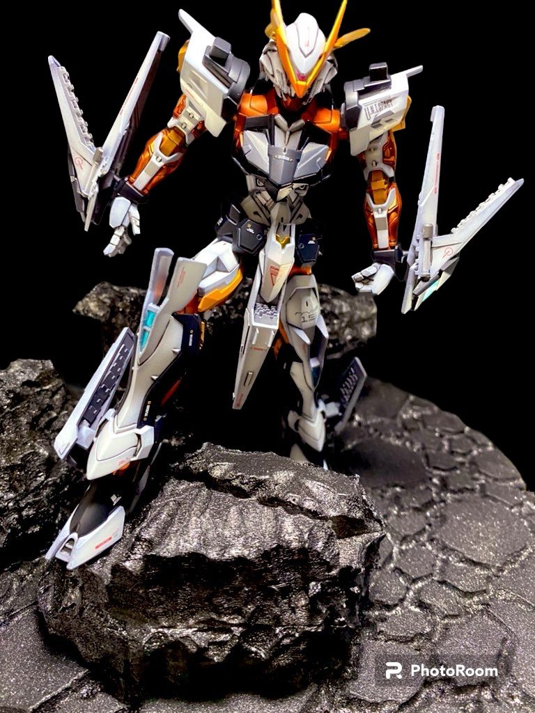 しかしカッコイイこのアストレイ。バンダイさん再販はまだですかね(T . T)