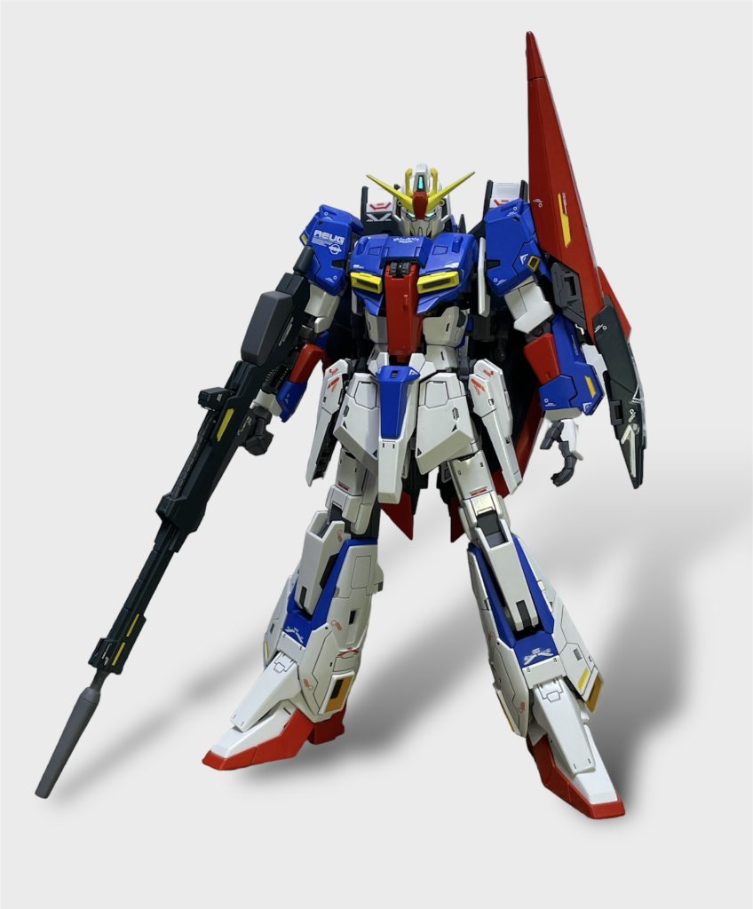 正面ショット。ka signature風と謳ってますがRG独自の白/グレーのツートンは辞めてピュアホワイト、赤と青も明る目にメタルロボット魂を参考に調色しました。デカールもRGのはうるさい感じで好きになれなかったのでKa signatureに似たような手持ちデカールを駆使して可能な限り再現しました。