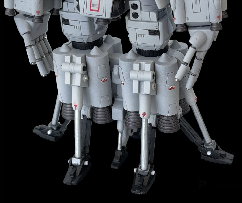 脚部のシリンダーは一体型パーツから切断してランナーを使い延長化、それに伴いシリンダー裏の板状パーツもプラ板で延長しています