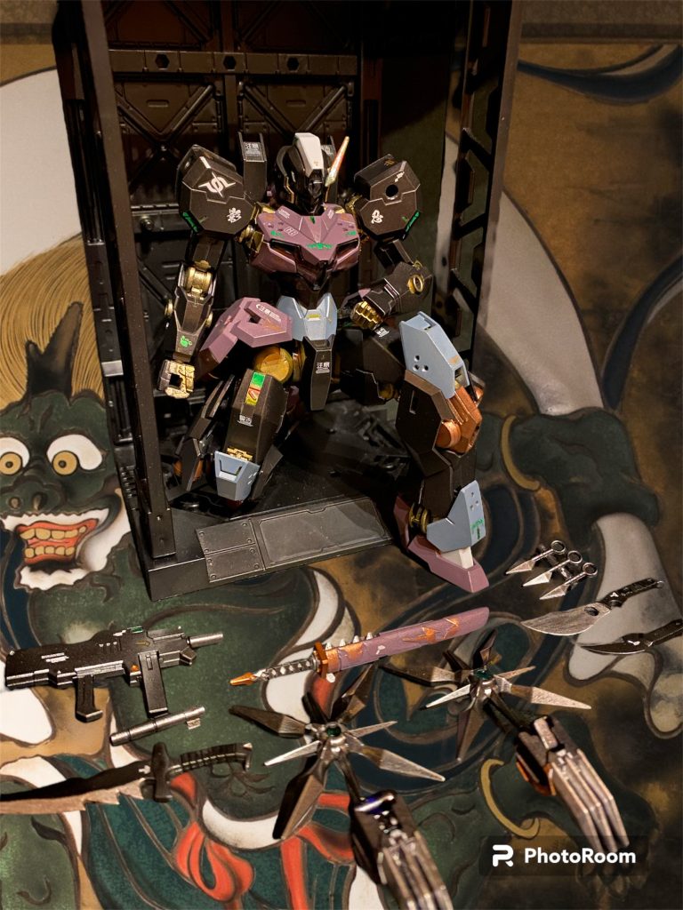 素体の状態では上手く忍者のシルエットに似せれるか心配でしたが、忍具を作り込んでいくうちに雰囲気が出てきました。MSGのナイフセットやSDの才蔵デルタカイなどから武器を拝借して、刃先などは尖らせています。(ウェポンロードディスプレイやりたかった〜笑 風神様踏んづけちゃってゴメンなさい🙏)両肩に百式の如く漢字のデカールを入れたいと30MMのデカールを使い