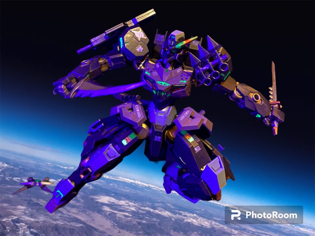 バックパックはスラスター配置が見直され、太腿部にはアーマースラスターが追加、より複雑な高機動三次元戦闘を可能とした。