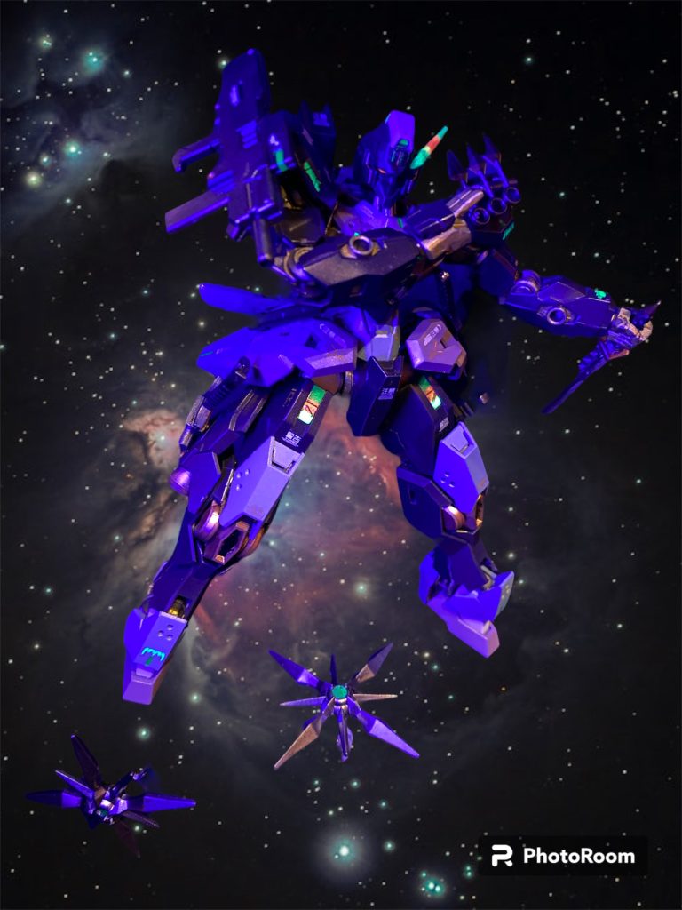 武装は近接戦闘を主眼に置き、暗器や忍具と呼ばれる武具を参考にしたものが機体各所に配されている。両腕にはベース機の大型シールドに代わり、取り外して手裏剣型ガンビットとしても使用可能な取り回しの良いクロスエッジシールドが装備された。またビームカービンは右肩へ、ビームサーベルは予備兵装として右腰アーマーに一本を装備する。