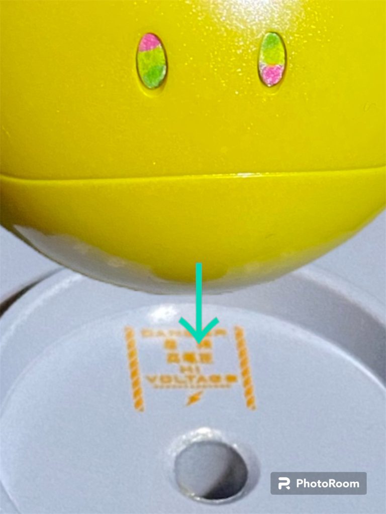 ご使用の前にはじめて電源を入れる前に手動で本体を専用ハロベースにセットし充電を行って下さい。⚠️ハロベース中央部の充電用コネクタには高圧電流が流れており、大変危険です。手で触れたり、水をかけたりしないで下さい。ハロ起動後には、充電が少なくなるとハロが自動でハロベースにチャージに戻る設定になっているため、電源OFF状態以外では基本的に手動充電する必要はありません。