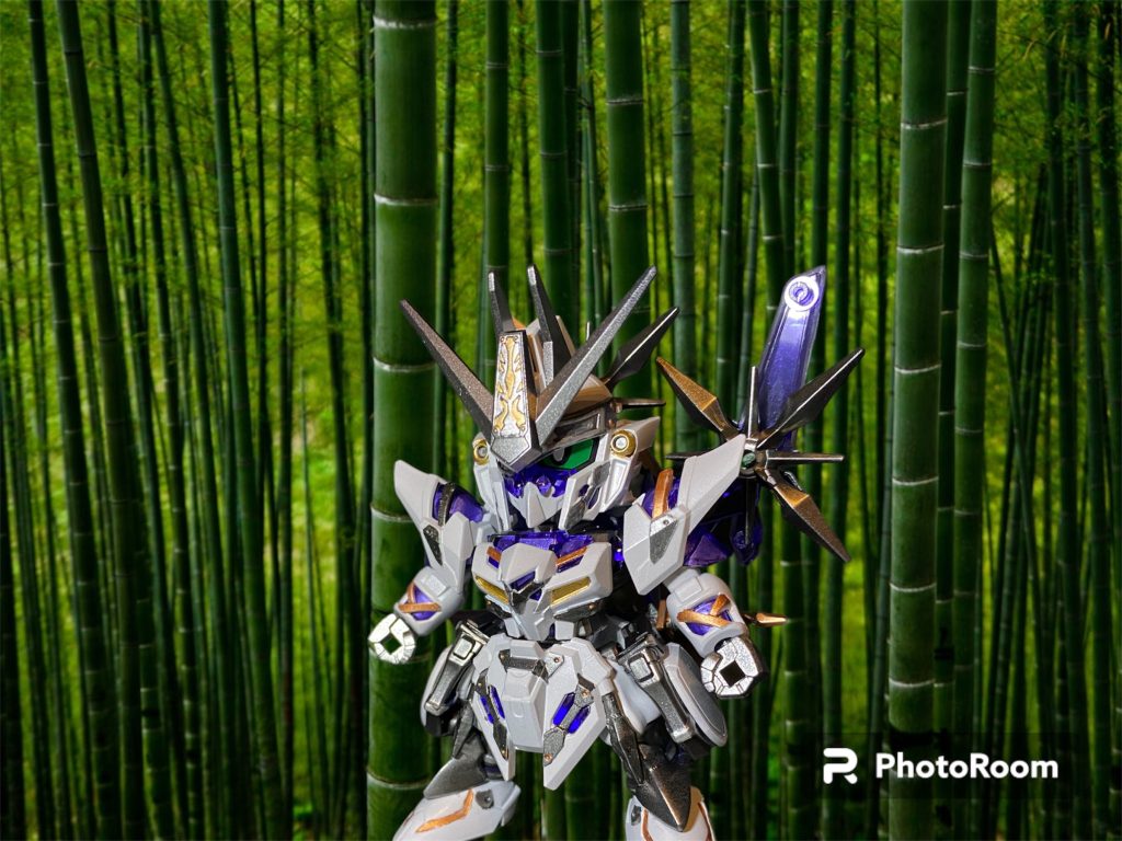 前作 ガンヴォルヴァ影忍のための忍っぽい武器を調達したいと色々探していたとき、ヤマダ電気のプラモ棚で出会いました。コロナ禍でHG、MGなどの棚がスッカラカンだった時にもだいたい山積みされていたSD。そのときは私も見向きもしなかったんです。HGスケールの忍者系武器を探すもピンとくるものが無く、安くてもどれも武器のみで500円以上はするものばかり、、どれ?と思い手に取ってみた才蔵ガンダムデルタカイ。ふむふむ、手裏剣とかいっぱい付いてるんだな、忍刀や鉤爪もある、それでいて500円玉でお釣りが来るこの価格。これは、ものは試しで飛び付いてみてもいいんじゃない❓かくして、約20年ぶりぐらいにSDを買ってみることにしました。