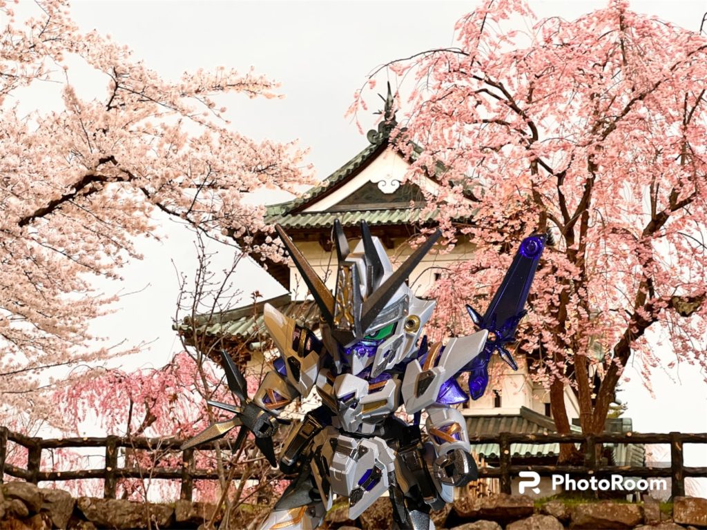 武装類をガンヴォルヴァ影忍のために結構取ってしまいましたが、残りの本体も全塗装してみることにしました。クリアパーツはシルバーで裏打ち、前立て、黒い部分などは筆塗り部分塗装。部分部分で金を入れると、やっぱり武者ガンダム感出ますね✨キットのクォリティもそうですが、最近は舞台設定もワールドヒーローズという事で、三国志やら海賊団やらもモチーフにして、色々やっているんですねぇ☺️天宮やらスダ・ドアカワールドとか言っていた世代には、お話は全く追いきれていないので、今回は武者頑駄無風の当て字でアレンジ元のデルタカイのエピソードを翻訳してみました。桜が待ち遠しいので、お城と桜を背景に🌸500円で存分に楽しませてもらいました❗️ありがとうございました✨