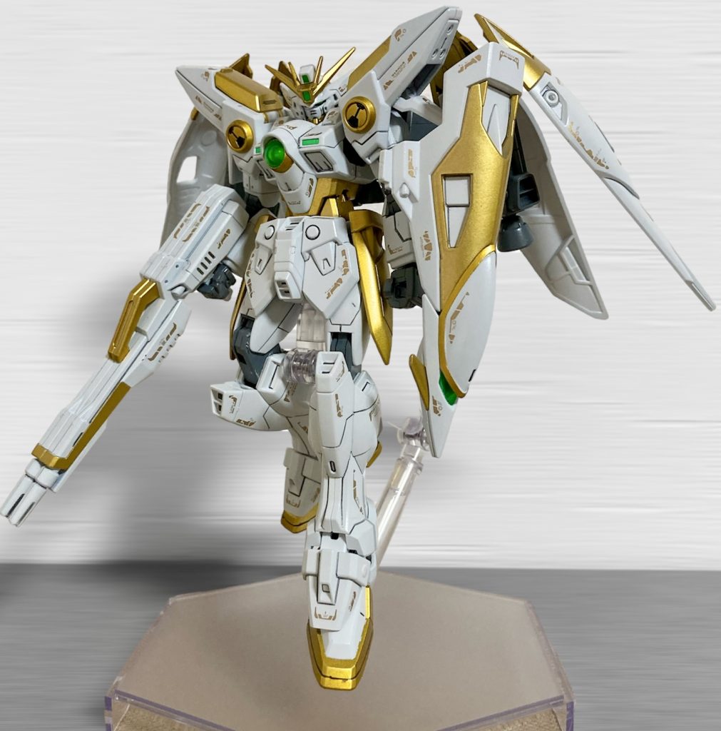 金色部分は金の上からクリアイエローを塗りました。金色のデカールを貼って中世ヨーロッパの騎士の紋様をイメージしました。